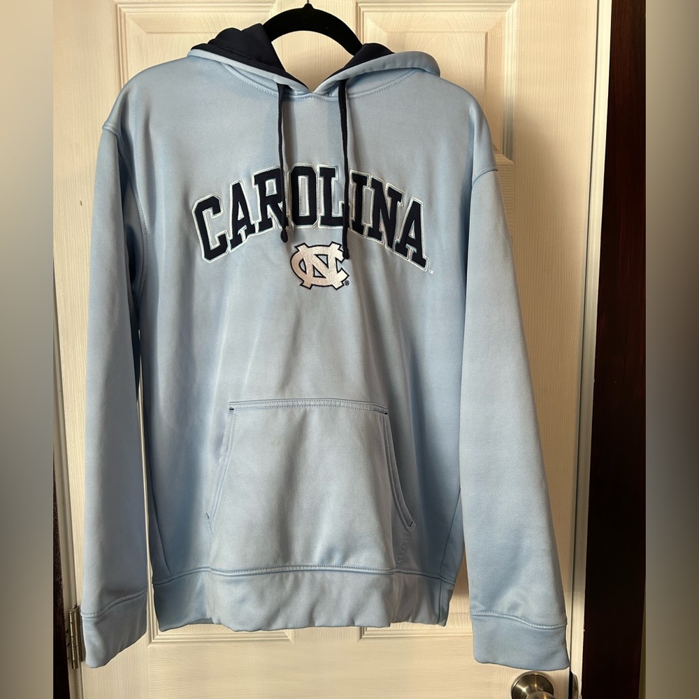 UNC hoodie. Size M